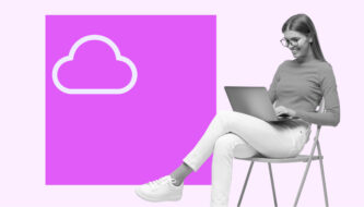 Lachende Frau mit Laptop auf dem Schoß vor lila Hintergrund und einem Wolken-Icon.
