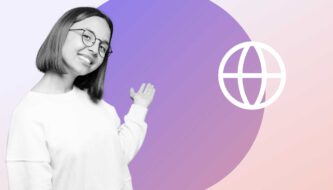 Frau mit Brille vor lila Kreis. Sie zeigt auf ein Weltkugel-Icon