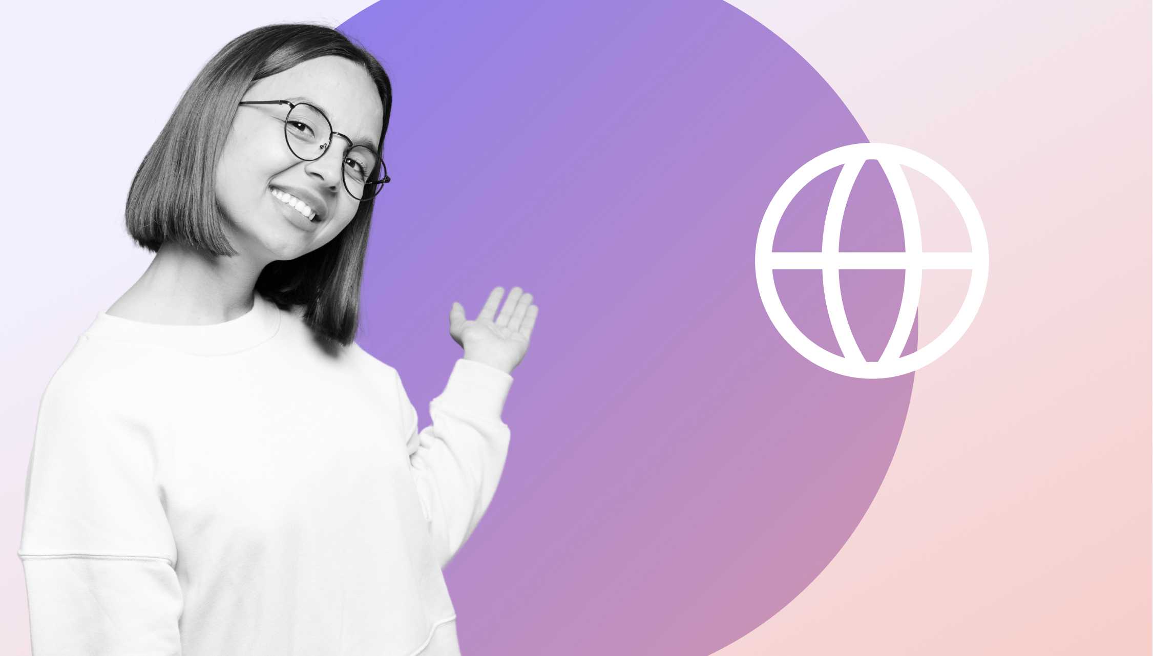 Frau mit Brille vor lila Kreis. Sie zeigt auf ein Weltkugel-Icon
