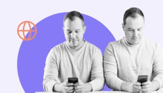 Männliche Zwillinge mit Handys in der Hand um mehrdeutige Domains zu visualisieren