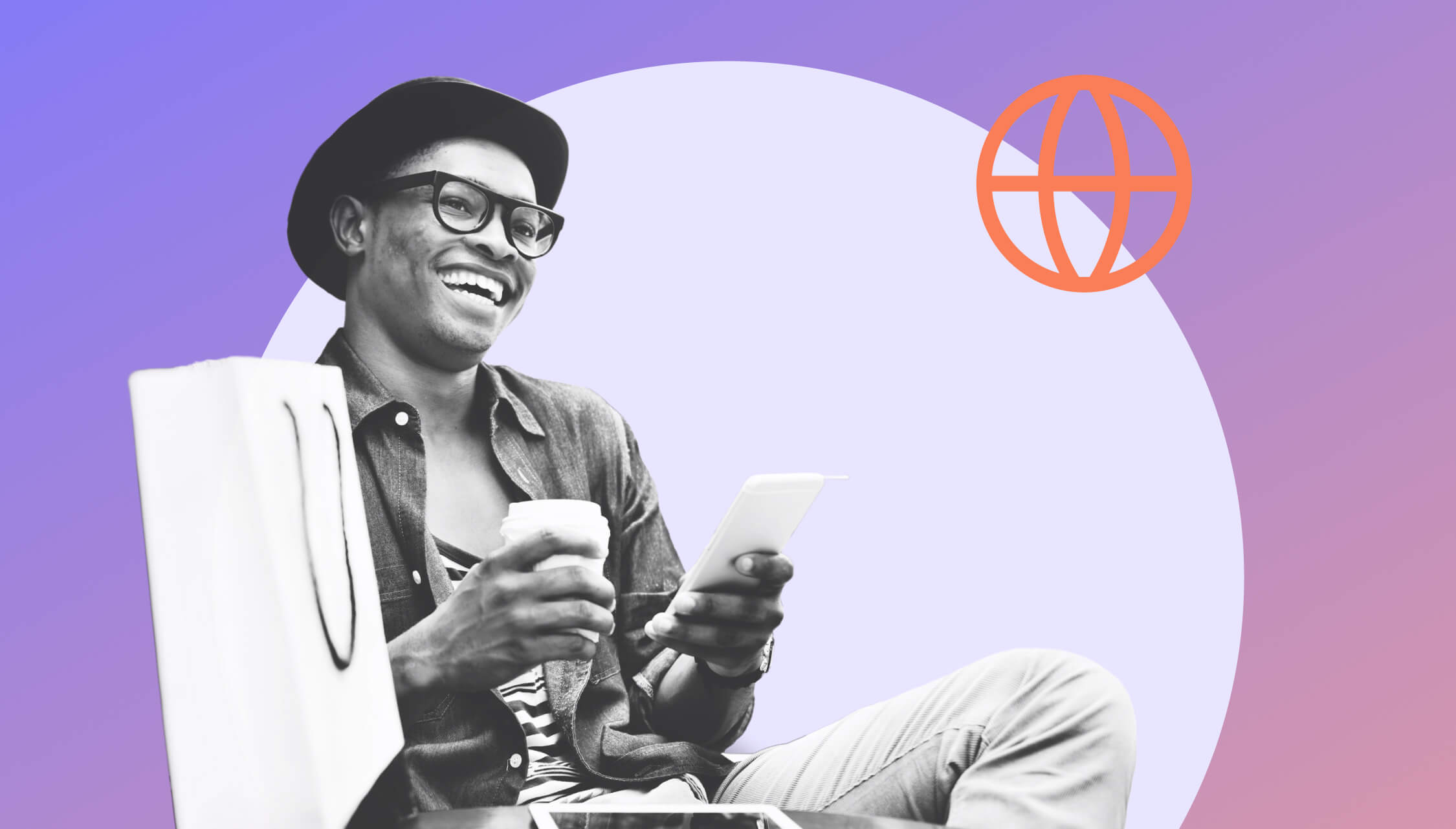 Mann mit Hut und Brille sitzt mit Smartphone und Kaffee in der Hand und lacht, neben ihm ist eine Einkaufstüte, dahinter lila Hintergrund.