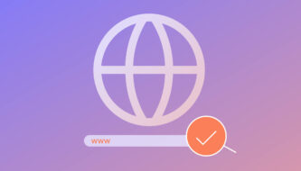 Internet-Weltkugel mit Suchleiste und Lupe auf lila Hintergrund.
