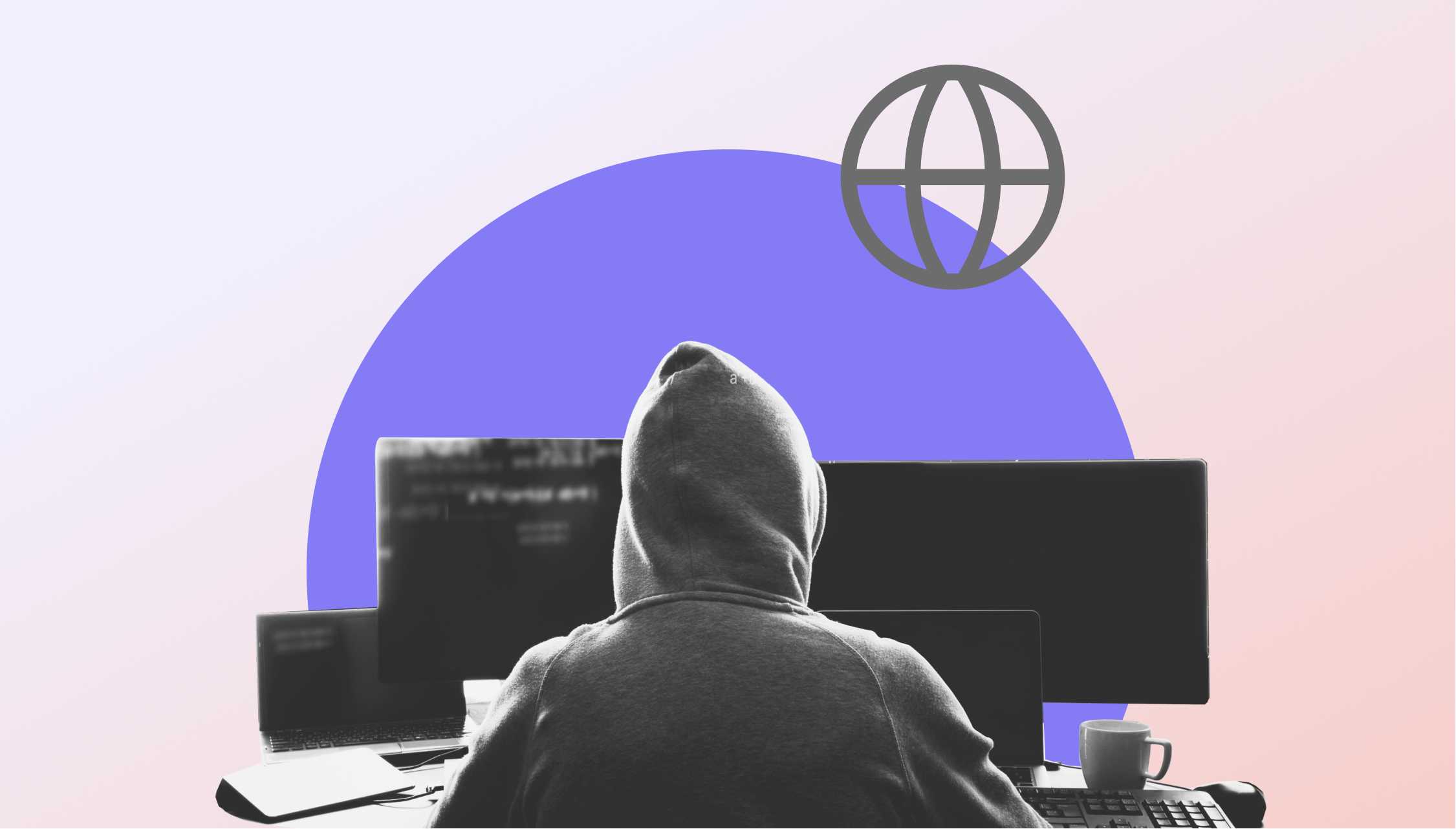 Mann mit Kapuze bei einer SAD DNS Attacke vor 3 Bildschirmen. Ein lila Kreis und ein Weltkugelicon ist noch im Hintergrund zu sehen.