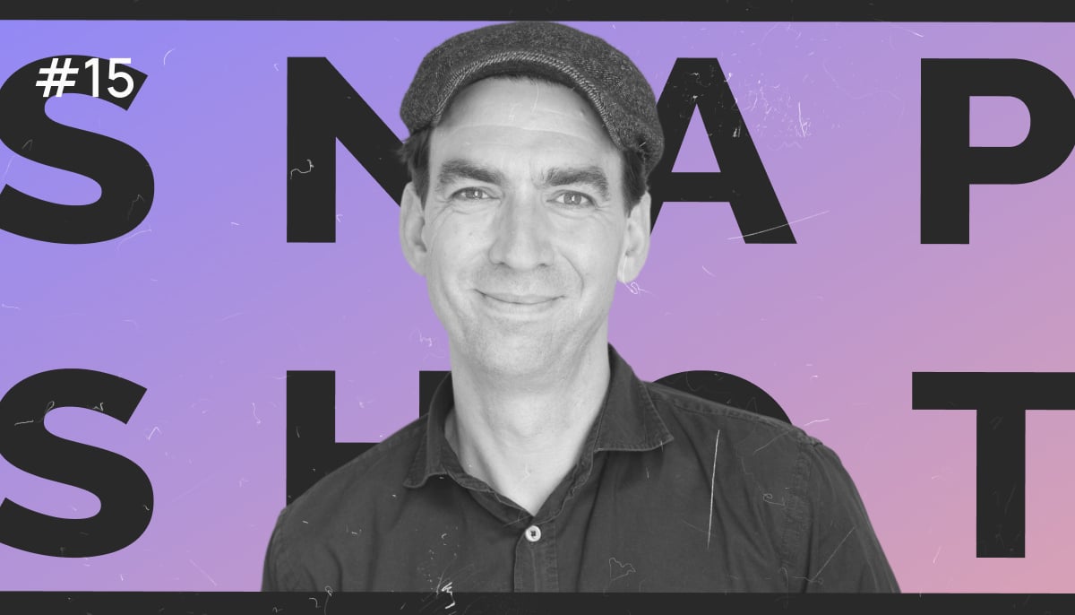 Matthias Henze, CEO von jimdo, ist in einem Schwarz-Weiß-Porträt vor dem Snapshot-Podcast-Logo und einem lila Hintergrundverlauf zu sehen.