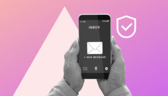Smartphone zeigt Inbox mit einer sicher verschlüsselten E-Mail an die Empfängerin.